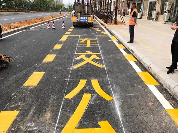 交通划线是由标画在地面上的各种线框,箭头符号,文本,立面标记,突起