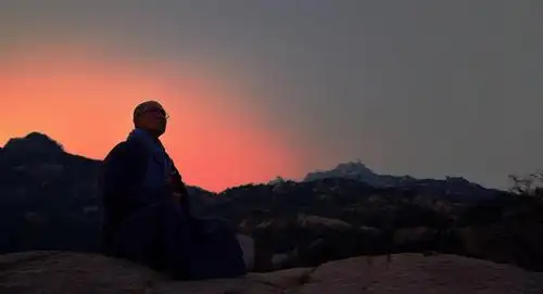 描述: 2016年立春的头一天,台湾明海法师莅临五莲山,这是在法师打坐时