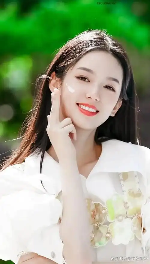 面对号称"小章子怡"的张婧仪,北电校花周也被李姐姐点赞