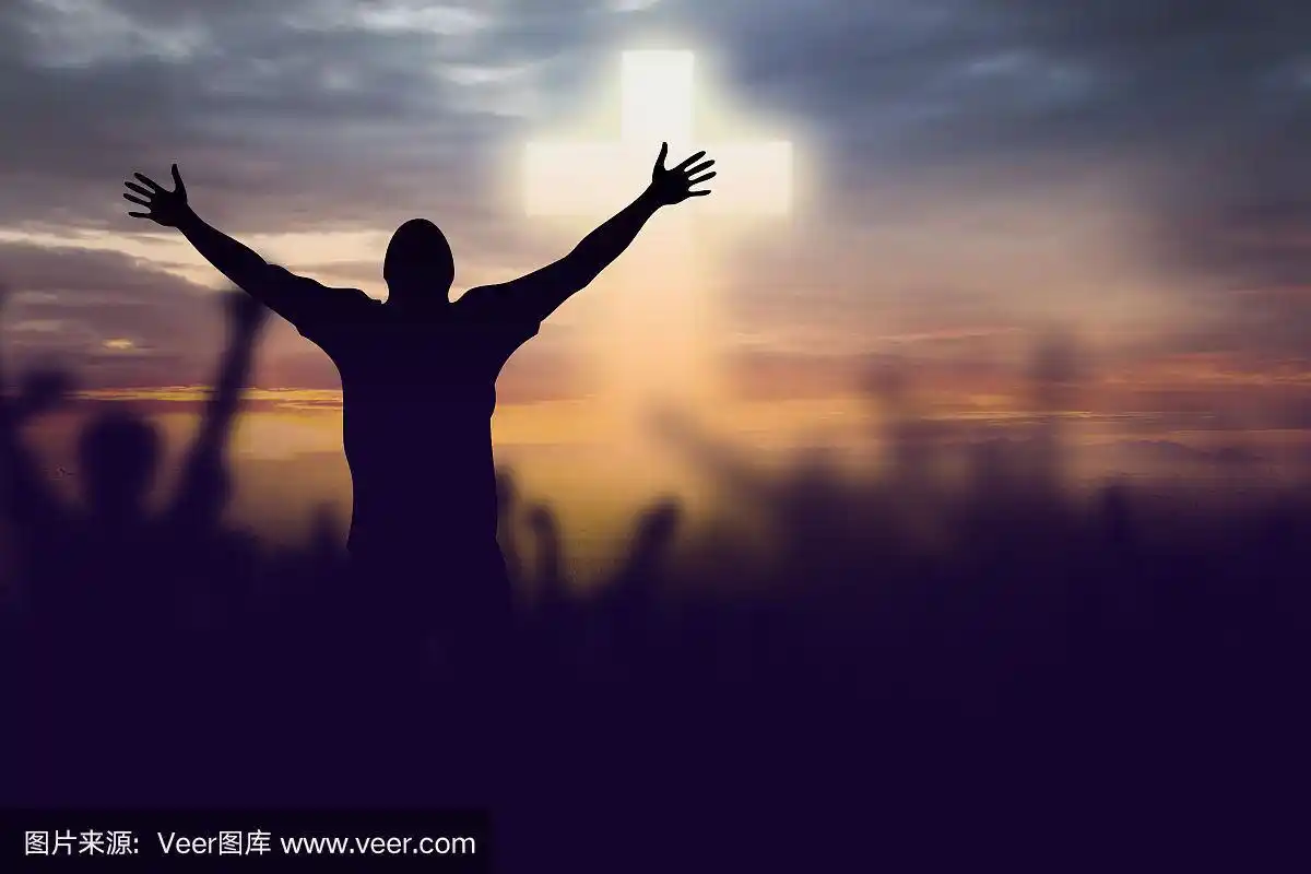 基督教祈祷者举手向耶稣祈祷的剪影