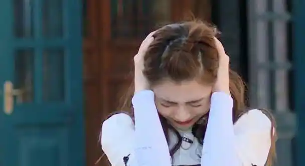 每当女明星出现在镜头前时,她们总是打扮得漂漂亮亮,妆容和发型也格外