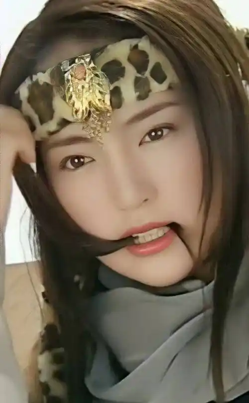 董璇饰演的"女神龙"上官燕,武功高强,英姿飒爽.