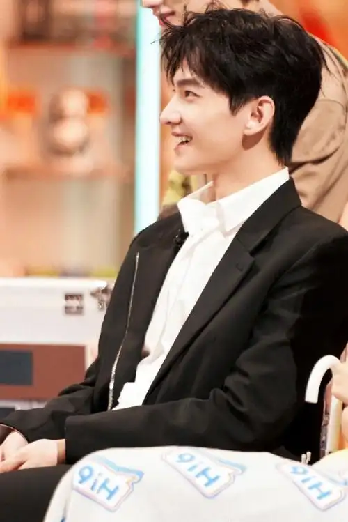 杨洋紫色v领西装##杨洋的满分写真