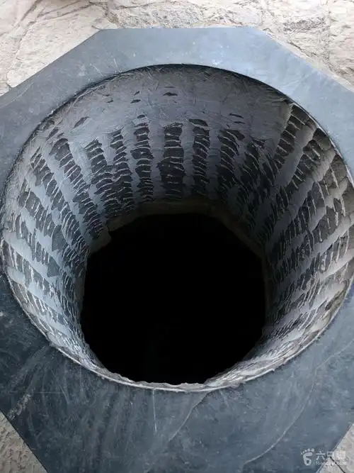 河南修武县一斗水村晨练一斗水泉,因游人向井内投掷钱币,杂物,导致