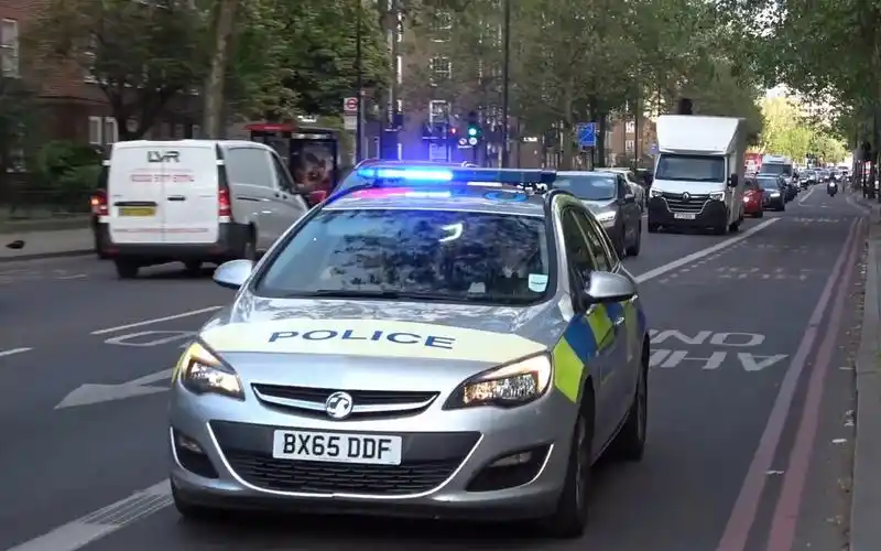 古老的沃克斯豪尔astra tourer警车出警