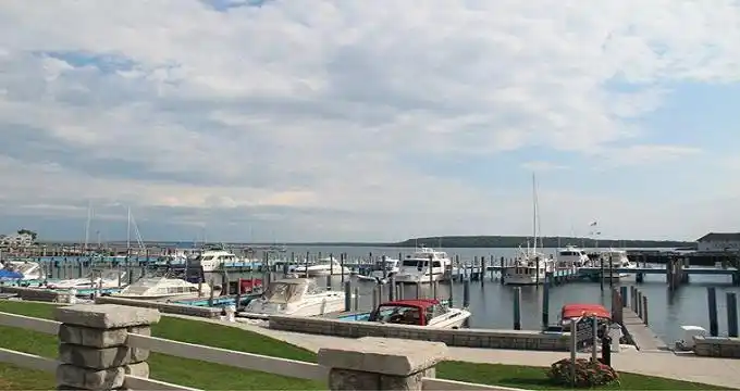 麦基诺县(mackinac county)是美国密歇根州上半岛东部的一个县,西临