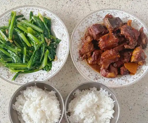 12岁男孩晒妈妈上班后晚餐对比,家里伙食大变样,网友:太心酸|饭菜