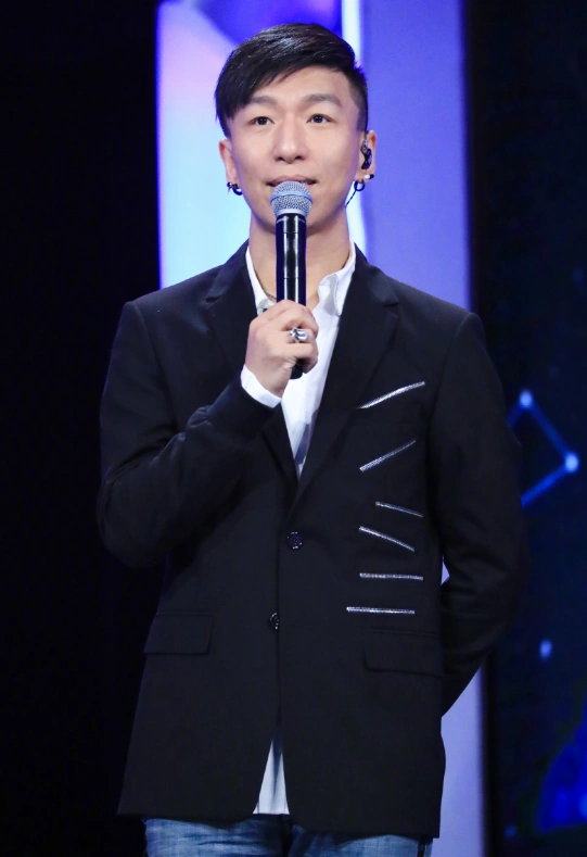 陈羽凡商演捞金非主流造型抢镜离开海泉后就不行了