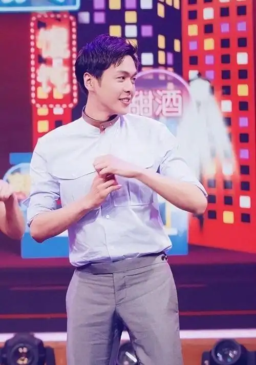 事实证明面包爱情兼顾的张若昀已经摆脱父亲活出自我