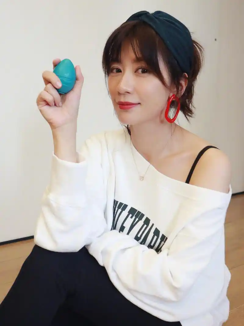 43岁贾静雯真会打扮,梳3岁女儿同款发型,网友:美成少女!