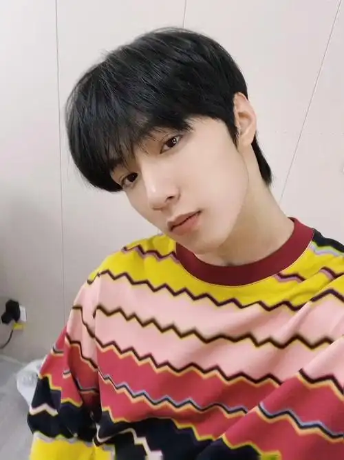 刘耀文晒乌托邦舞台自拍,这如出一辙的角度,想问刘耀文一句……__财经