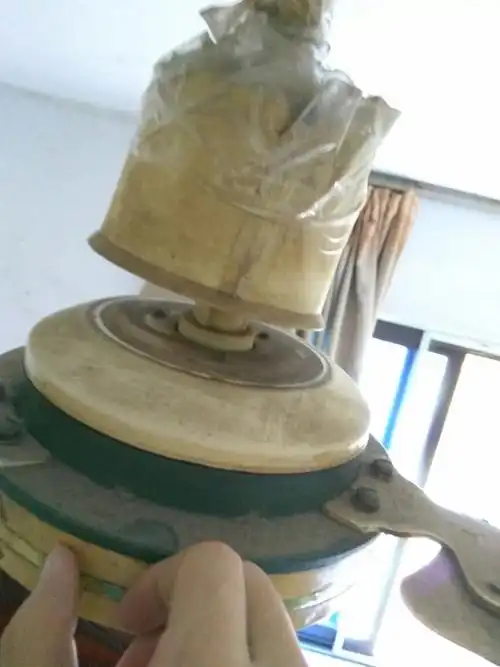 吊扇加油是不是滴在中间那个圈圈上,它自己流下去就可以了吗?