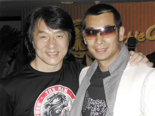 成龙打造国际时尚品牌 邀赵文卓助阵打气(组图)