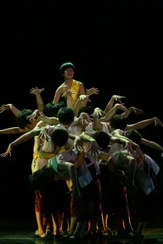 学校首届校园艺术节上舞蹈表演专业打造《起航》