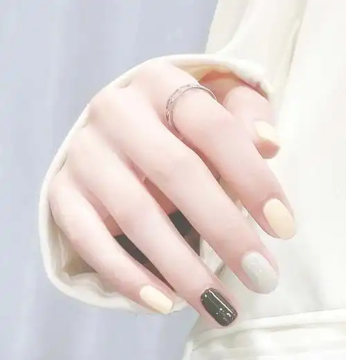 2021火爆款跳色显白美甲图