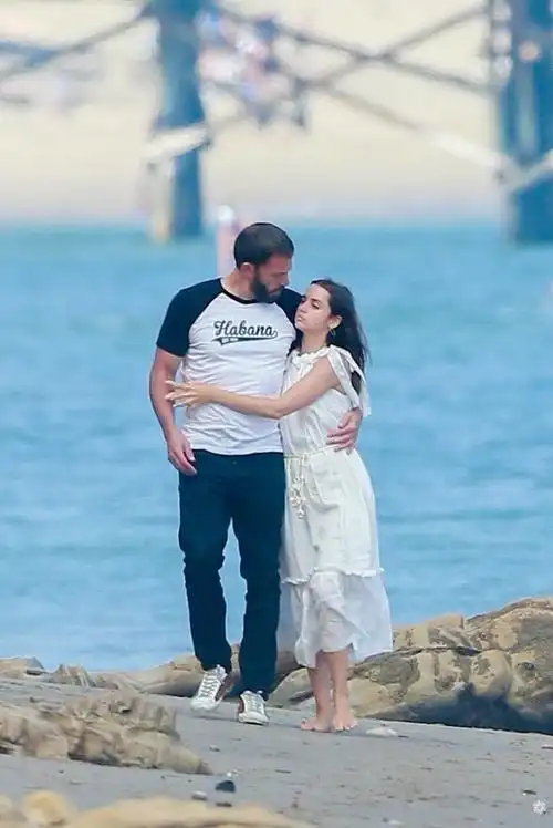 超甜!本·阿弗莱克和女友安娜·德·阿玛斯在马布里度假最新街拍