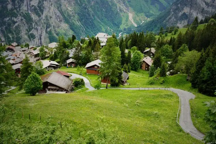 米伦小镇不大,山坡上开满野花,徜徉在清新自然又充满童话气息的迷人