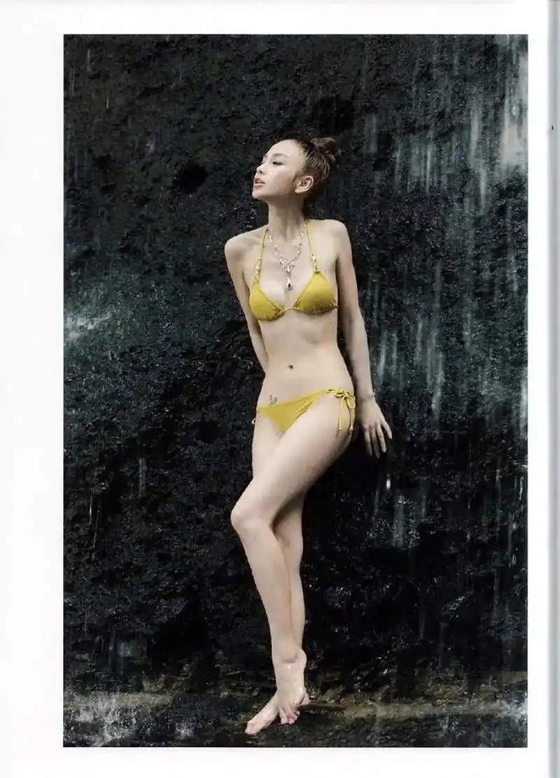 应该没人看过杨颖的这两张黄色泳装照吧,baby真的太瘦了呀,大家喜欢