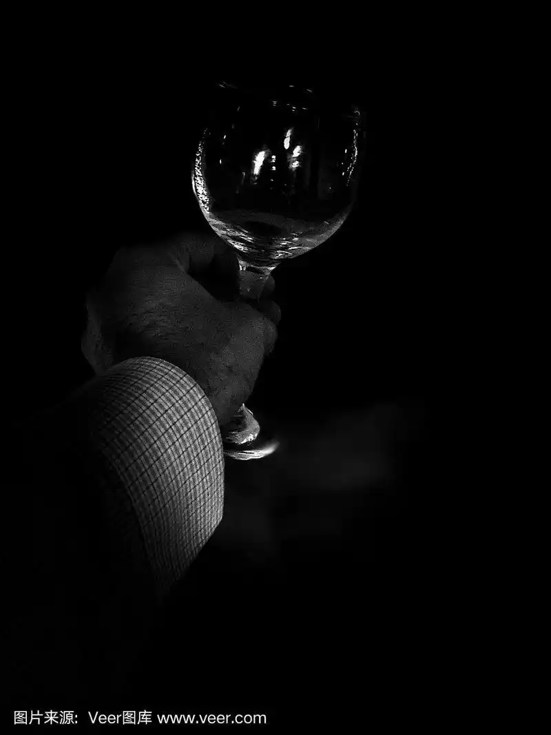 手里拿着黑白酒杯