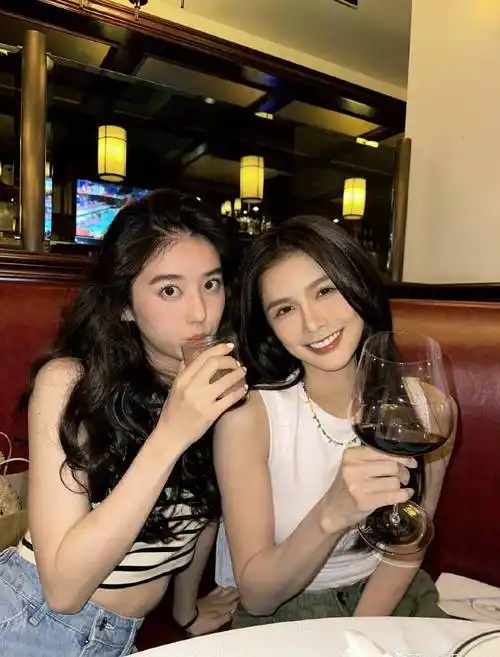 两大美女李凯馨晒与蔡卓宜同框合照,一个甜美可人,一个扮鬼脸_广告