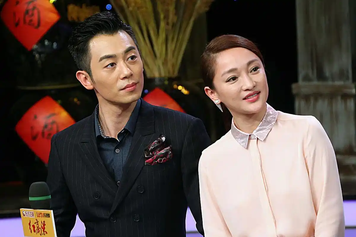 在2014年的《红高粱》中,周迅和朱亚文携手演绎了一段感人至深的故事