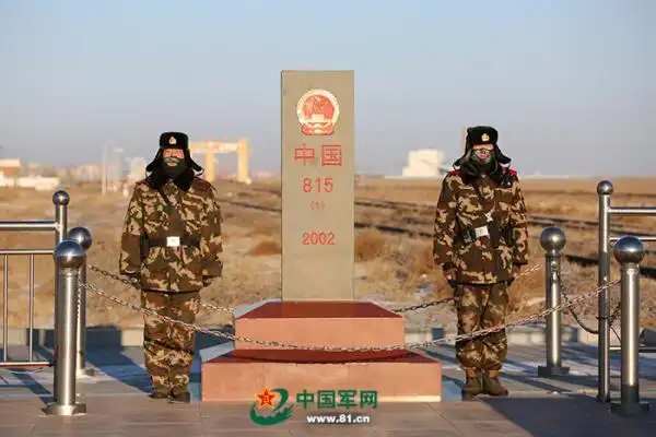 武警内蒙古公安边防总队二连边防检查站官兵,冒着零下25摄氏度的严寒