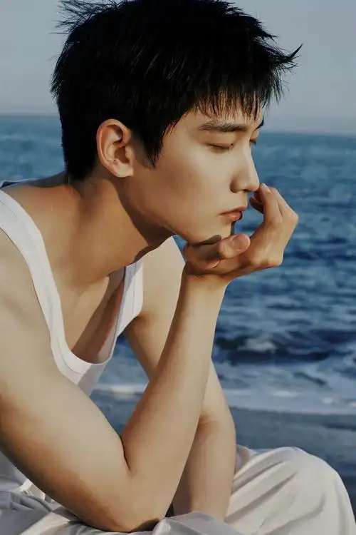 邢昭林海边写真白背心清爽帅气展现超强可塑性