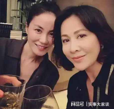 高中时期,王菲迅速出版了个人首张专辑,25岁时更是在香港红极一时