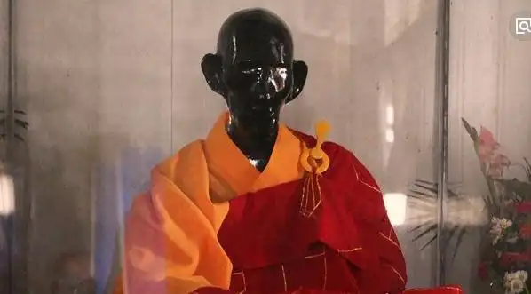 揭秘九华山肉身菩萨不腐真相 坐缸三年后不腐塑金身成"肉身佛"(2)