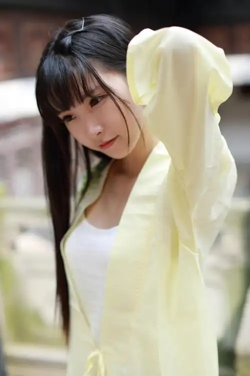 半藏森林穿着黄色对襟长袖雪纺上衣上半身照