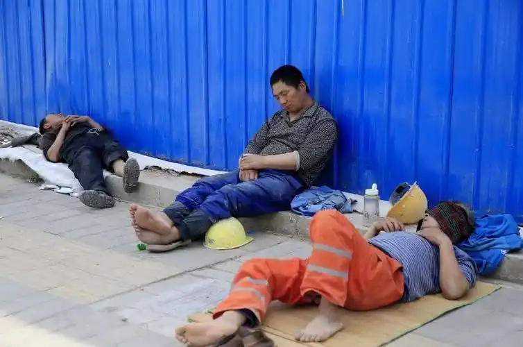 闷热的夏季,农民工选择这样的方式睡觉休息