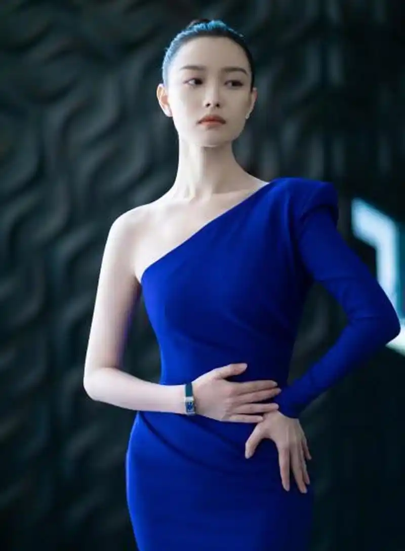 倪妮时尚芭莎一月刊封面