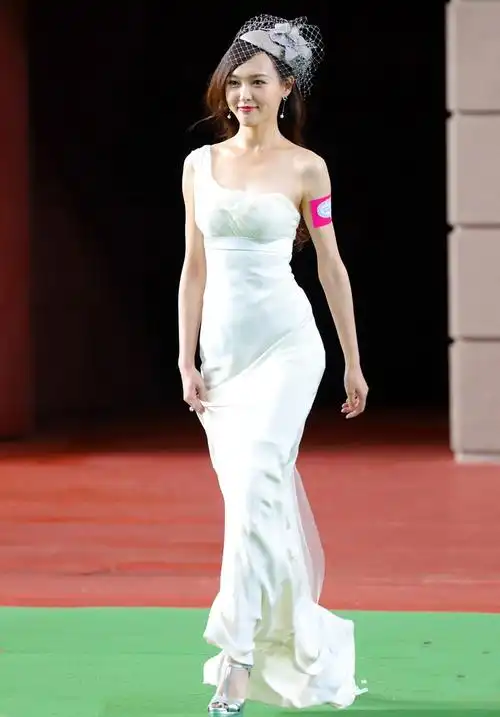 成为"奥运宝贝"之一,参加雅典奥运会闭幕式"中国8分钟"而被媒体关注