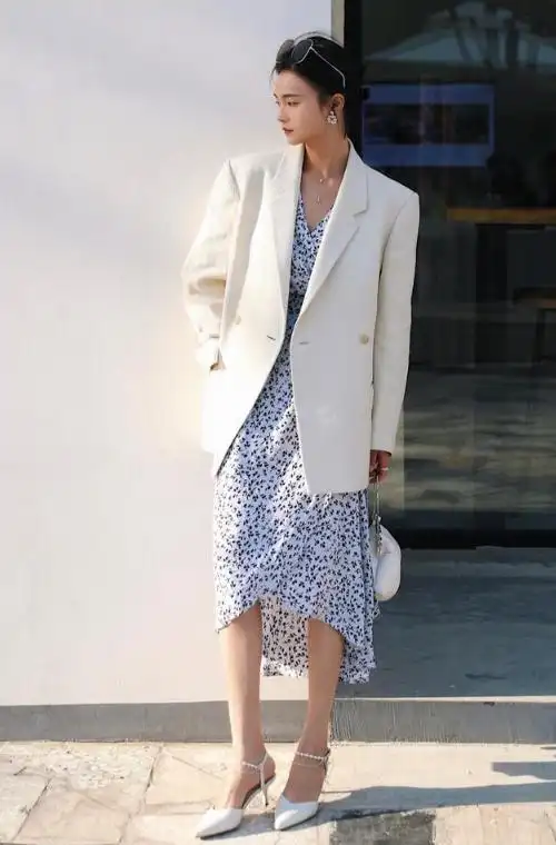 伊能静,杨颖示范:白色小西装如何搭配裤子,裙子更好看