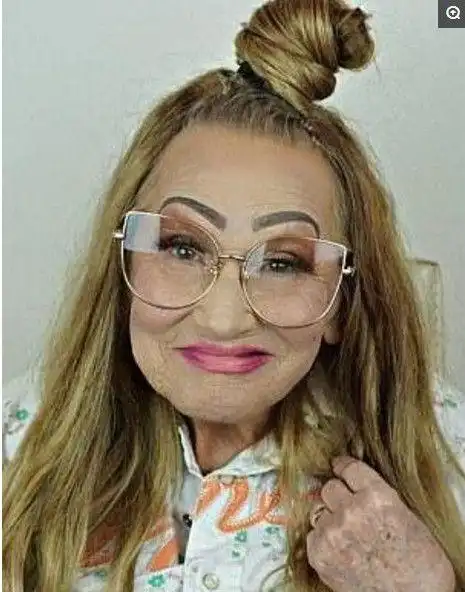 80多岁的老奶奶让孙女帮她化了个妆,没想到瞬间年轻了20岁