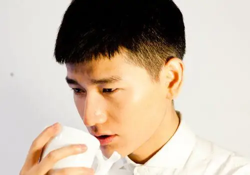 脸型有棱角的男生发型都是怎么梳的 小脸大脸棱角发型这么做更突出