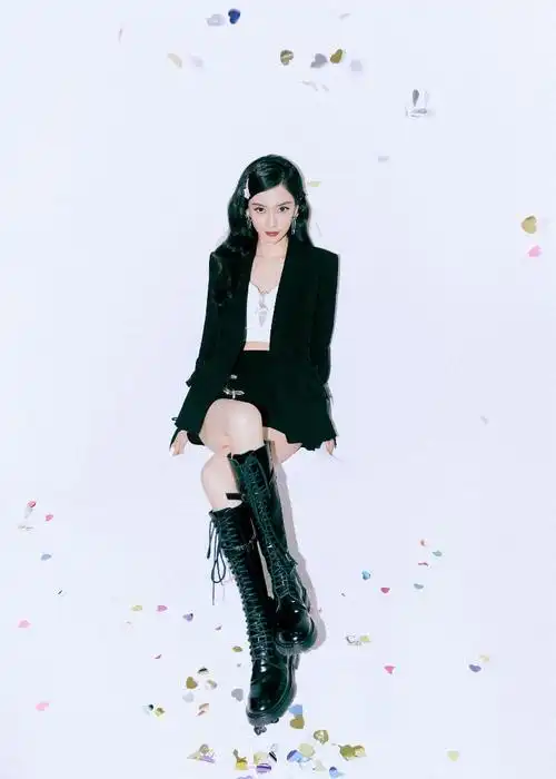 baby西装短裙长靴秀美腿 戴小发卡鬼马俏皮图片