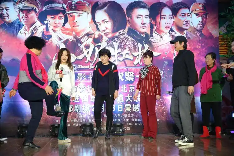 《小妮扛枪》走进白纸坊街道 叶静爆料减肥秘笈 潘阳证明自己