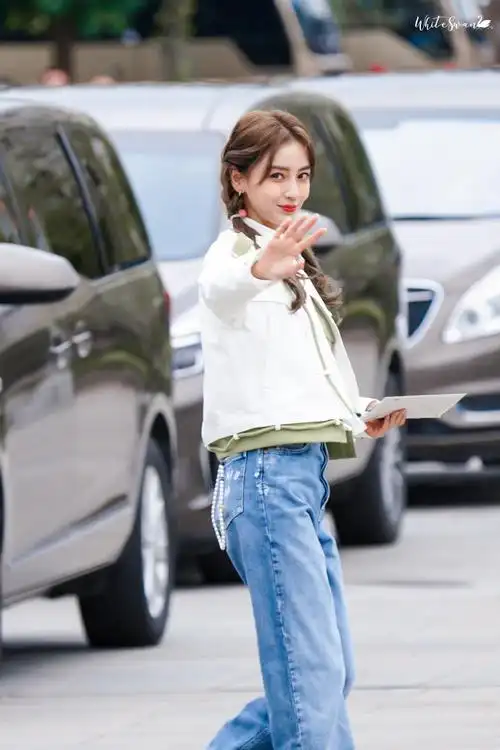 杨颖奔跑吧白色运动装双马尾造型