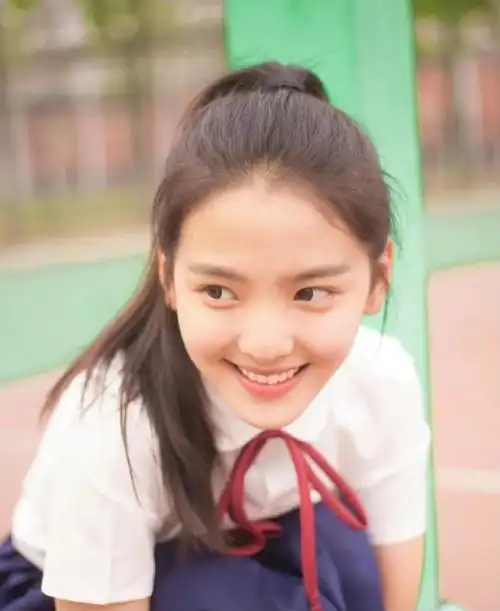 网友晒章若楠5年前的旧照眉毛鼻子变化大如今越来越秀气