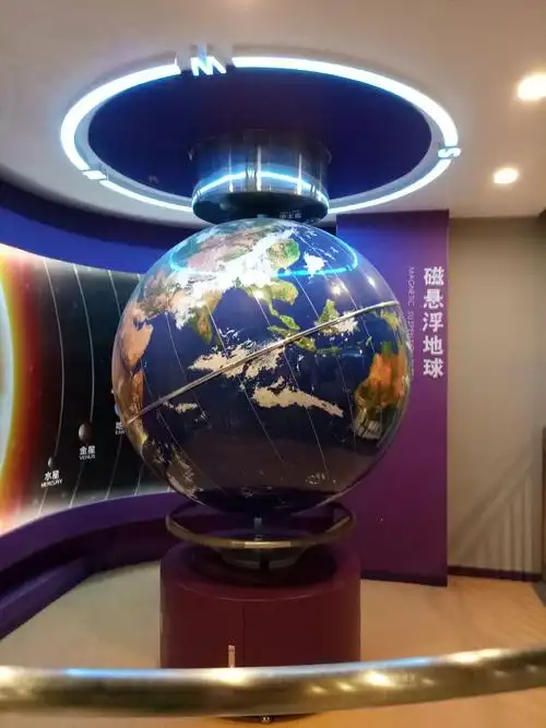 刘峻熙小朋友和爸爸一起参观陕西科技馆