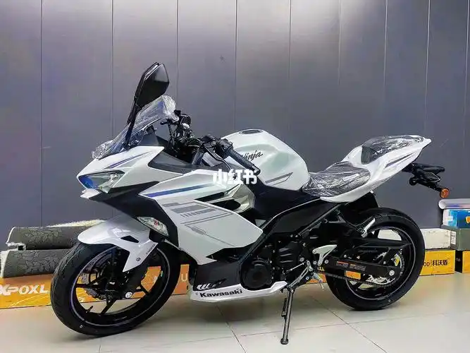 川崎ninja400摩托车小忍者23款限定白色