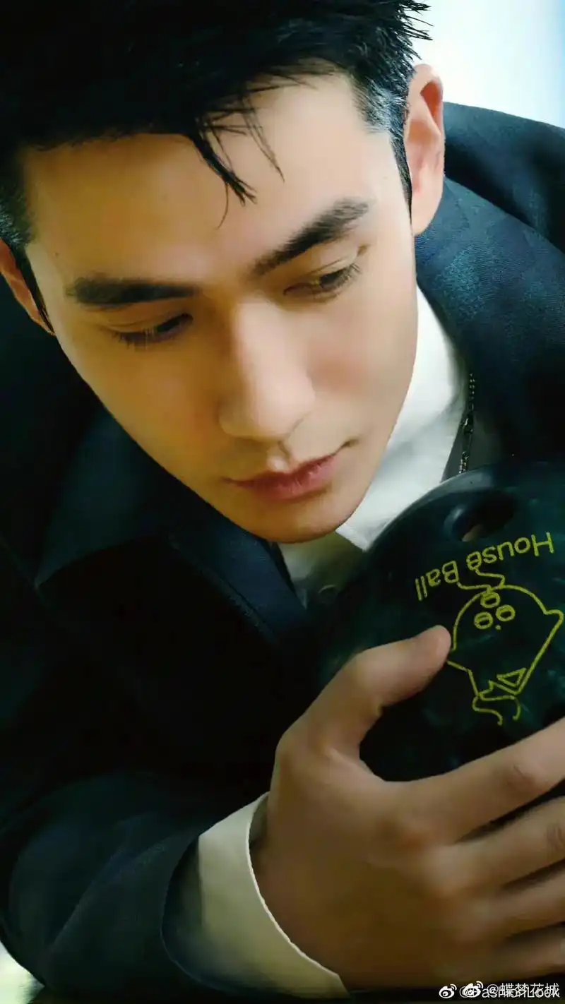 实力派演员 朱一龙《出色wsj.》金九封面#气质男神 - 抖音