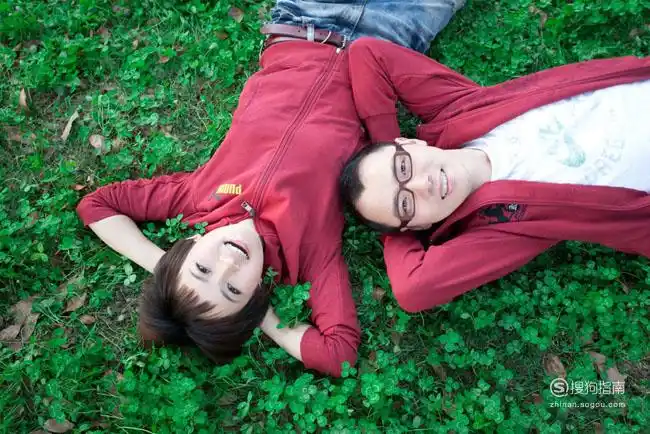 两人躺在地,很自然的仪器望向镜头.