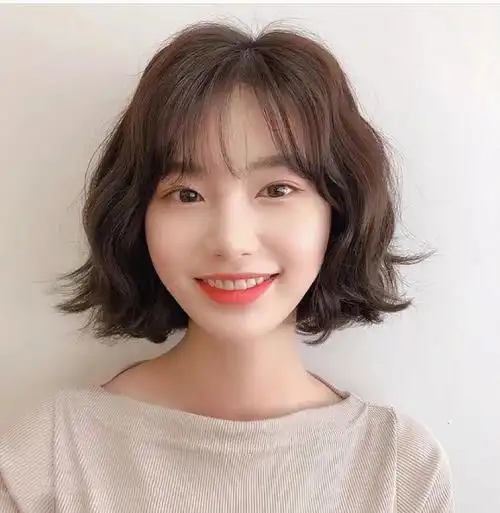 短发可盐可甜的卷发