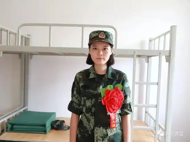 女兵初入营,给青春理个短发