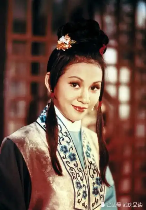 周星驰余安安在狄龙版《多情剑客无情剑》中饰演林诗音,余安安的林诗