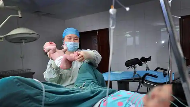 女人分娩时,为什么很多人会一边生一边拉粑粑?医生这样解释