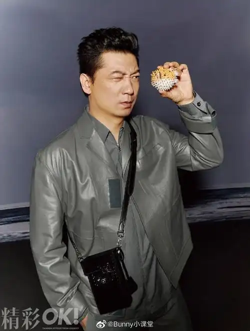 今日@演员田雨释出一组杂志写真,徜徉在海洋玩具中玩得不亦乐乎.