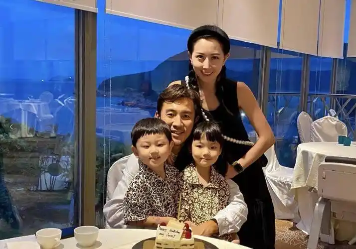 狄龙为爱子庆生,母亲陶敏明罕露脸,与狄龙相依偎很恩爱_谭俊彦_家庭